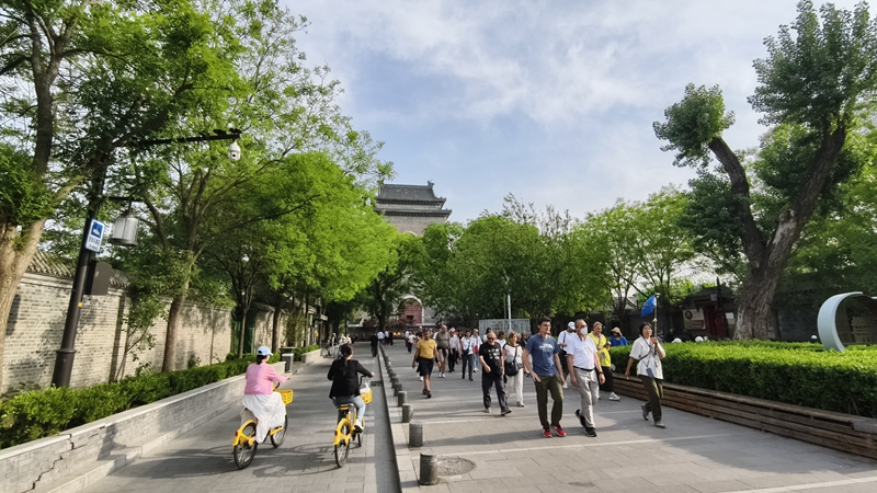 外國(guó)游客游覽北京鼓樓。人民網(wǎng)記者 李楠樺攝