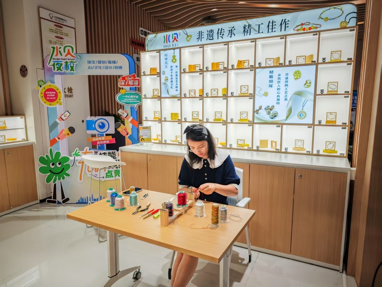 水貝夜校學(xué)員正在展示手工編繩過(guò)程。人民網(wǎng) 肖聰聰攝