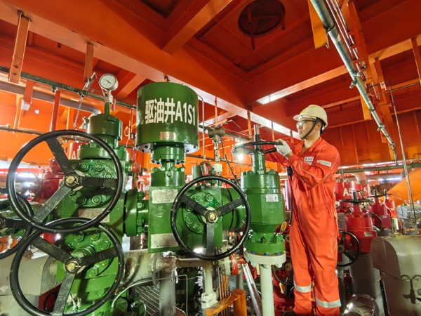 生產(chǎn)人員正在打開二氧化碳驅(qū)油井采油樹閥門。受訪者供圖