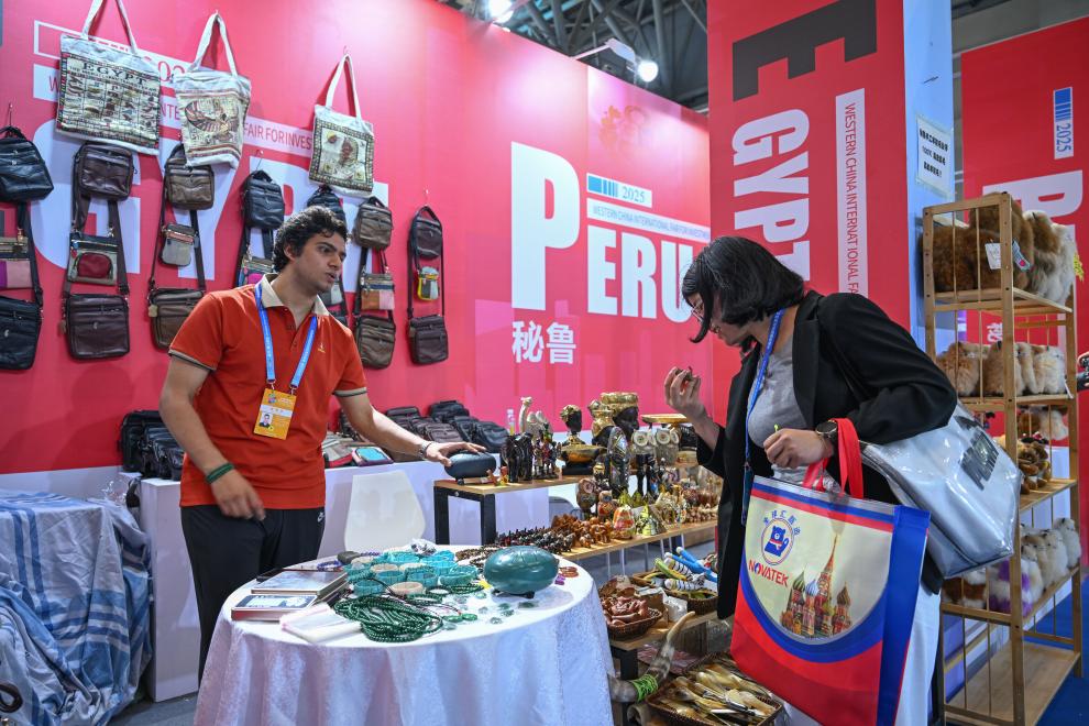 5月22日，外國展商在西洽會(huì)現(xiàn)場向參觀者介紹產(chǎn)品。新華社記者 陳誠 攝