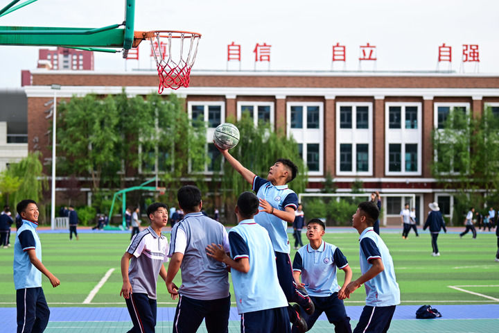 2024年6月18日，學(xué)生在青海果洛西寧民族中學(xué)打籃球。新華社記者 張龍 攝