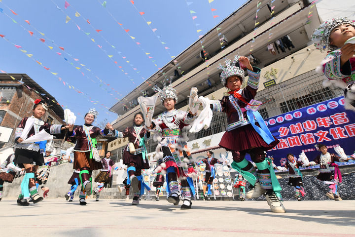 2025年3月25日，廣西柳州市融水苗族自治縣桿洞鄉(xiāng)中心小學(xué)學(xué)生在跳蘆笙踩堂舞。新華社記者 黃孝邦 攝