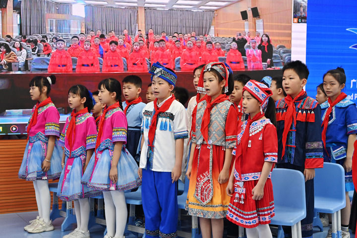2025年3月28日，在“壯蒙一家親 共筑中國夢”手拉手主題云隊會上，廣西南寧市濱湖路小學(xué)四（1）中隊隊員通過網(wǎng)絡(luò)和內(nèi)蒙古鄂爾多斯東勝區(qū)第十二小學(xué)四（9）中隊隊員一起唱《中國少年先鋒隊隊歌》。新華社記者 周華 攝