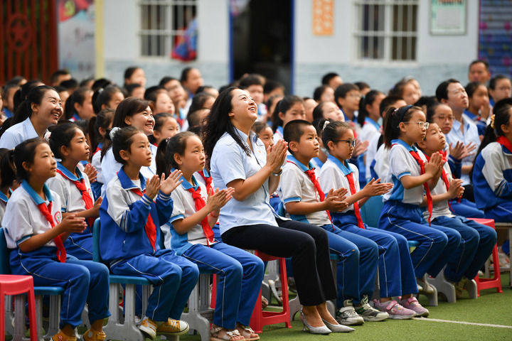 2021年7月1日，在位于陜西省延安市的楊家?guī)X福州希望小學(xué)，師生收看慶祝中國共產(chǎn)黨成立100周年大會。新華社記者 張博文 攝