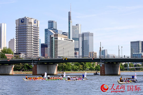 龍舟賽隊伍奮力揮槳、破浪前行。人民網(wǎng) 依琳攝