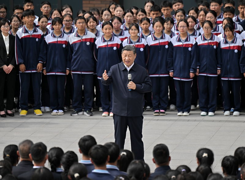 2024年6月18日，習(xí)近平總書記在青海果洛西寧民族中學(xué)考察時，同師生們親切交流。