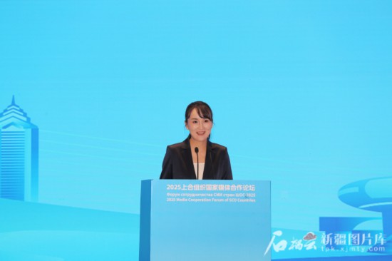 5月23日，在2025上合組織國(guó)家媒體合作論壇青年文化交流營(yíng)活動(dòng)中，人民日?qǐng)?bào)社記者阿爾達(dá)克·塔巴拉克發(fā)言。石榴云/新疆日?qǐng)?bào)記者 李雄心攝