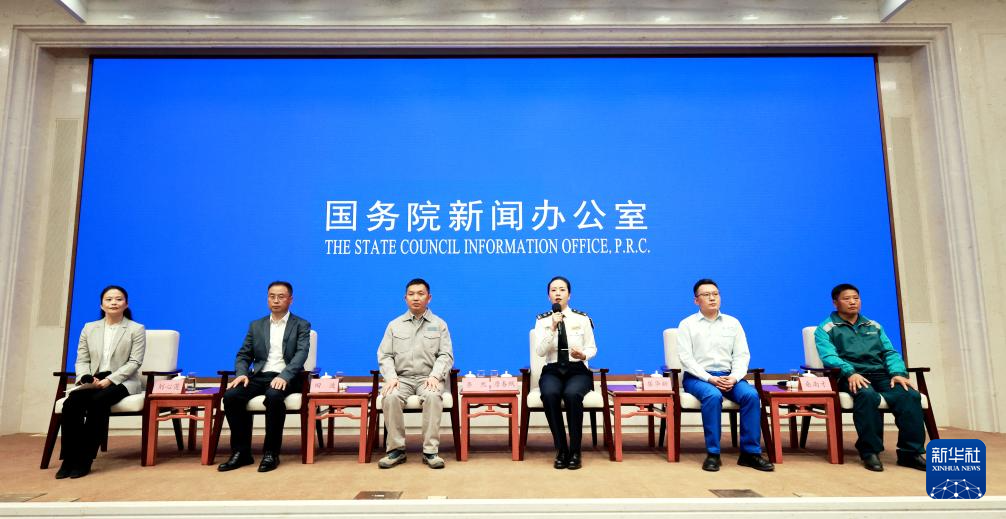 5月29日，國(guó)務(wù)院新聞辦公室在北京舉行“新征程上的奮斗者”中外記者見面會(huì)，交通運(yùn)輸領(lǐng)域代表圍繞“加快建設(shè)交通強(qiáng)國(guó) 勇當(dāng)開路先鋒”與中外記者見面交流。新華社記者 潘旭 攝