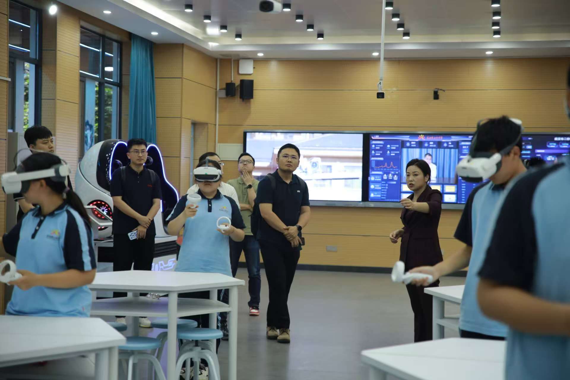 二橋中學學生在應用VR設備學習。主辦方供圖