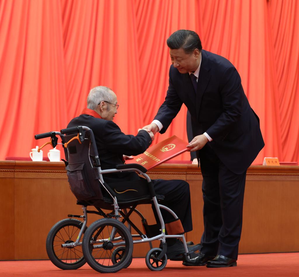 2021年11月3日，2020年度國(guó)家科學(xué)技術(shù)獎(jiǎng)勵(lì)大會(huì)在北京人民大會(huì)堂隆重舉行。習(xí)近平總書(shū)記向獲得2020年度國(guó)家最高科學(xué)技術(shù)獎(jiǎng)的中國(guó)航空工業(yè)集團(tuán)有限公司顧誦芬院士頒獎(jiǎng)。新華社記者 龐興雷 攝