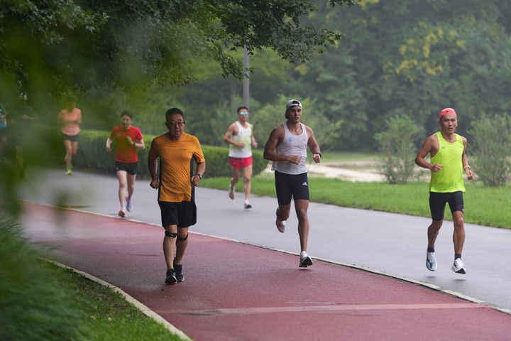 2024年7月14日，市民在北京中軸線延長線上的奧林匹克森林公園運動鍛煉。