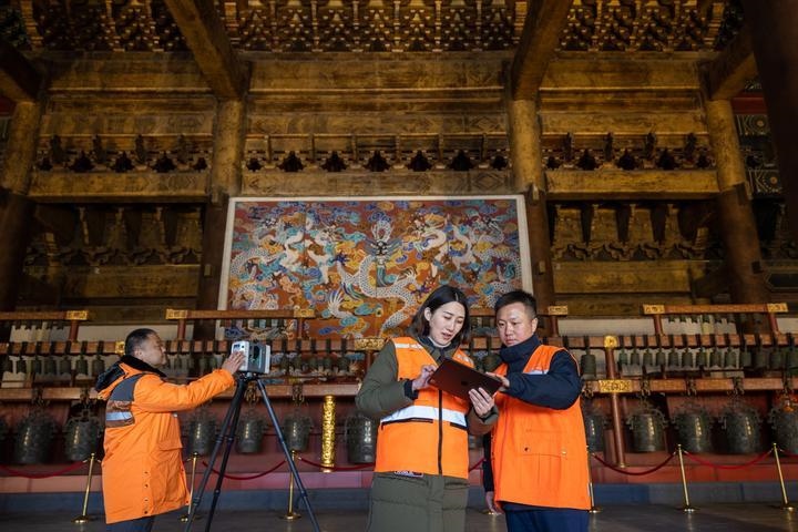 北京市測繪設(shè)計研究院團(tuán)隊在太廟測繪（2023年2月19日攝）。2020年9月起，北京市測繪設(shè)計研究院的技術(shù)團(tuán)隊開展了北京中軸線遺產(chǎn)點實地測繪，從文物保護(hù)、環(huán)境整治、文物騰退等方面為北京中軸線申遺提供空間數(shù)據(jù)底板。