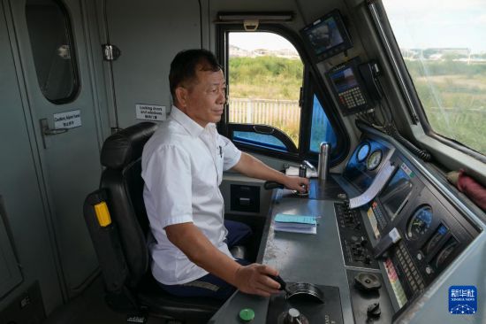 5月31日，在蒙內(nèi)鐵路內(nèi)羅畢站，機車駕駛員蔣立平在即將開往蒙巴薩的E2次列車上進行準備工作。新華社記者 楊光 攝