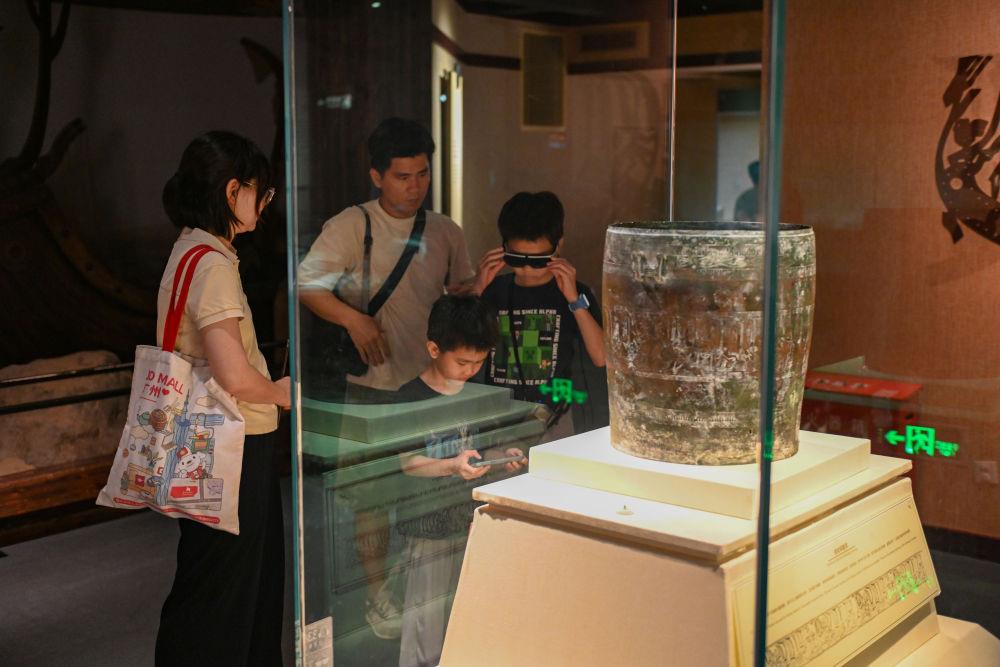 △2025年5月18日，游客在廣東廣州南越王博物院（王墓展區(qū)）體驗(yàn)AR眼鏡智慧導(dǎo)覽服務(wù)。