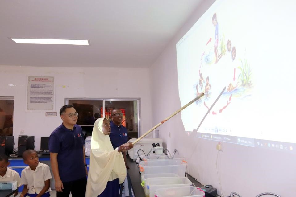 血吸蟲病健康教育講座。施亮攝