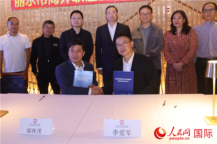 浙江省青田華僑實驗高級中學(xué)與巴西里約中國國際學(xué)校在座談會上締結(jié)為友好學(xué)校，青田縣人民政府僑務(wù)辦公室主任季愛軍和擔(dān)任巴西里約中國國際學(xué)校董事長的鄭俠茂作為代表簽署協(xié)議。 人民網(wǎng)記者 時元皓攝