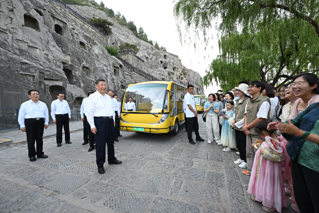 5月19日，習(xí)近平在洛陽(yáng)龍門(mén)石窟考察時(shí)，同游客親切交流。