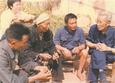 侯光炯（右一）和農(nóng)民在一起親切交流。 西南大學(xué)檔案館供圖